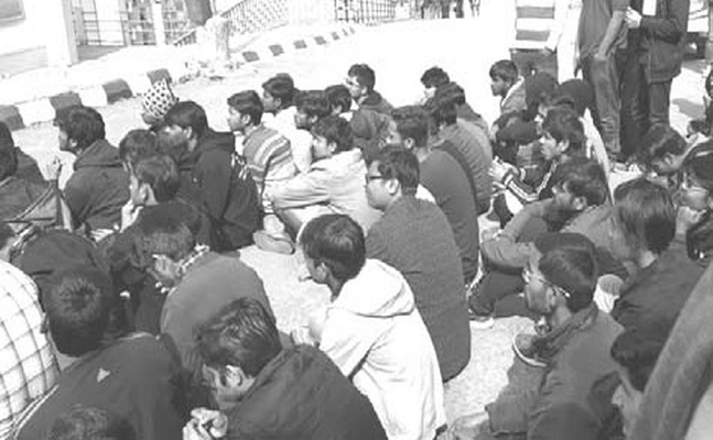 বনগাঁয় উঁচু বাতি স্তম্ভের দাবিতে পথ অবরোধ