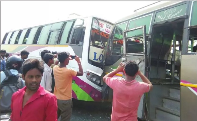 দুটি বাসের সংঘর্ষে আহত ২০