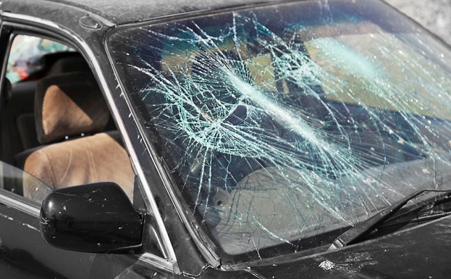 জখম বৃদ্ধাকে হাসপাতালে ভর্তি করলেন জেলাশাসক