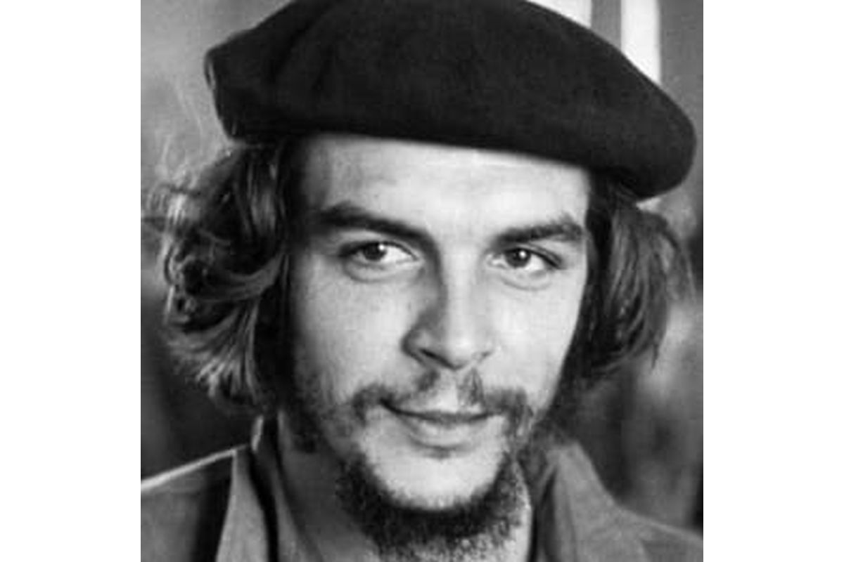 আমাদের চোখে চে