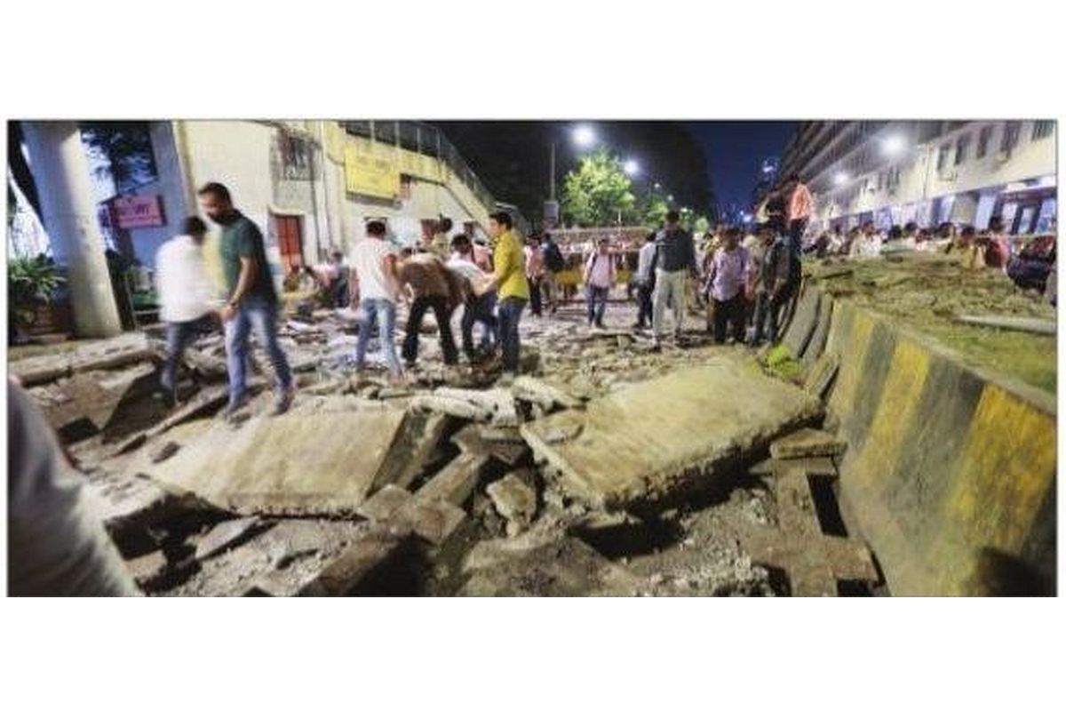 মুম্বইয়ে ফুটব্রিজ ভেঙ্গে মৃত ৫