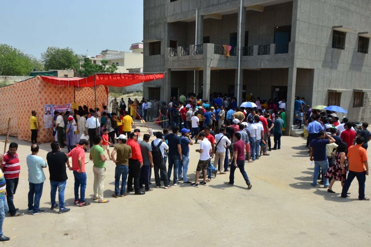 প্রথম দফায় ভিলেন ইভিএম