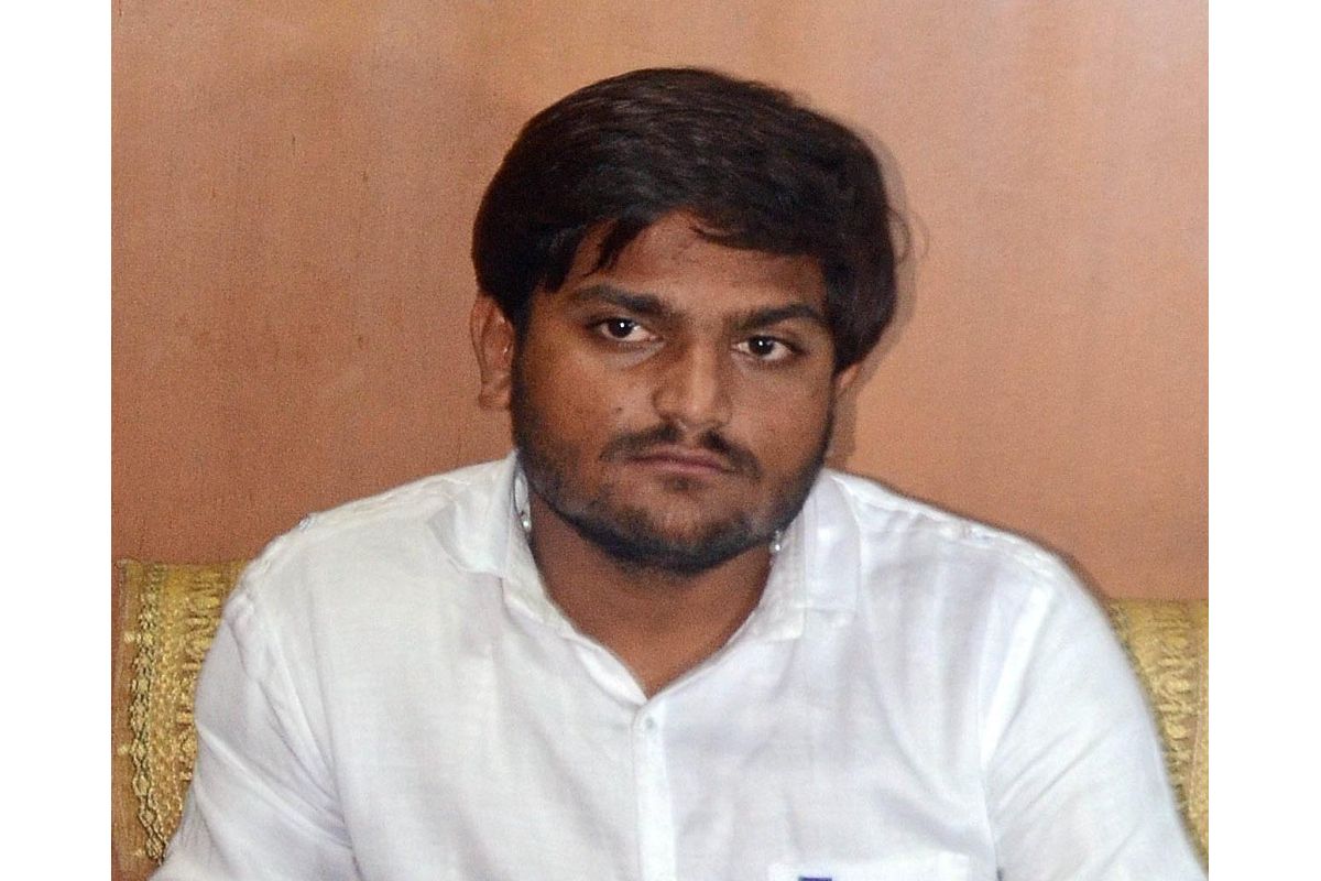 জনসভার মঞ্চে হার্দিক প্যাটেলকে চড়