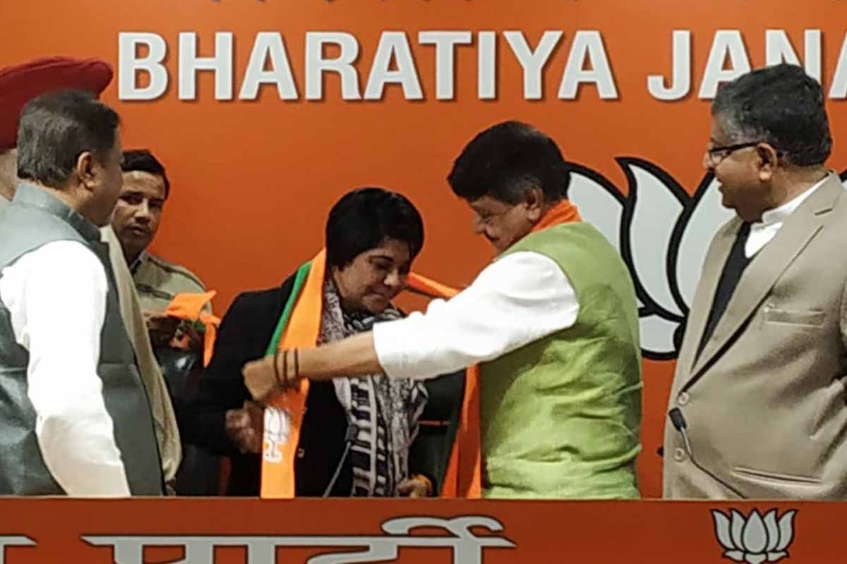 পিংলায় টাকাসহ ভারতীর গাড়ি আটক