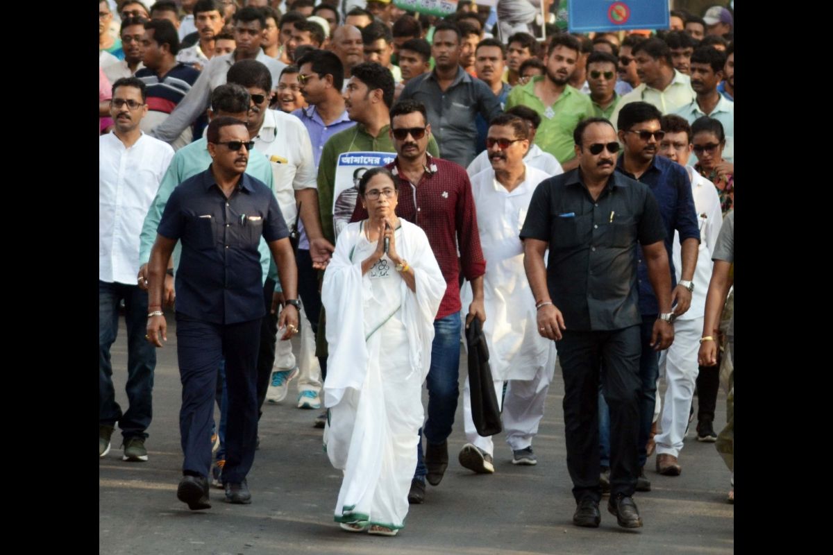সজাগ থাকুন, ইভিএম কারচুপিও হতে পারে : মমতা
