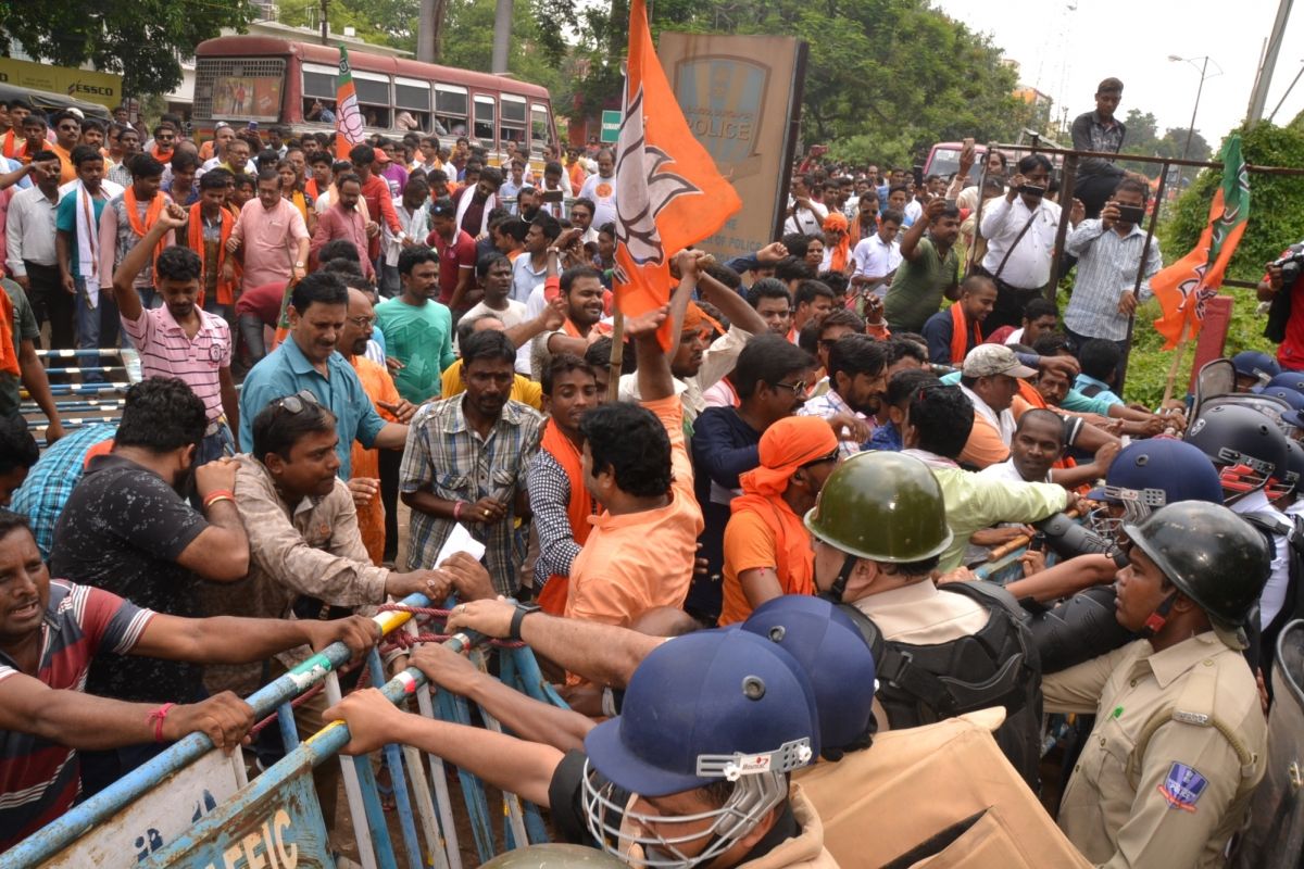 ভাটপাড়া: বাম-কংগ্রেসের শান্তিমিছিল ঘিরে ধুন্ধুমার, পুলিশের সাথে ধস্তাধস্তি