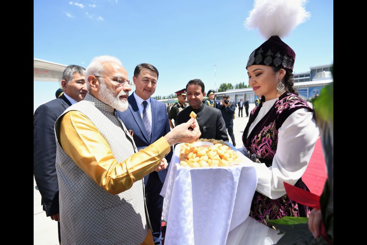 পাক আকাশপথ ব্যবহারে নারাজ প্রধানমন্ত্রী