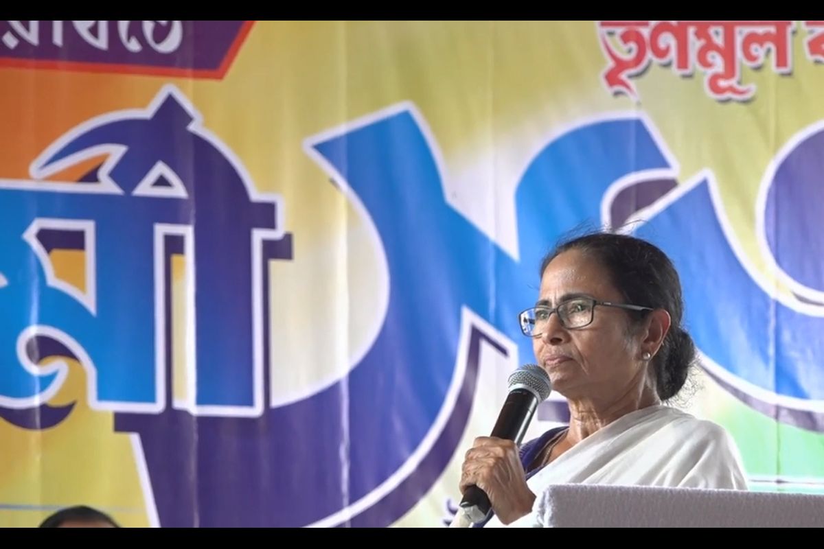 বিজপুরের সভাতেও এনআরএস কাণ্ডে ‘বহিরাগত’ তত্ত্বে অনড় মমতা