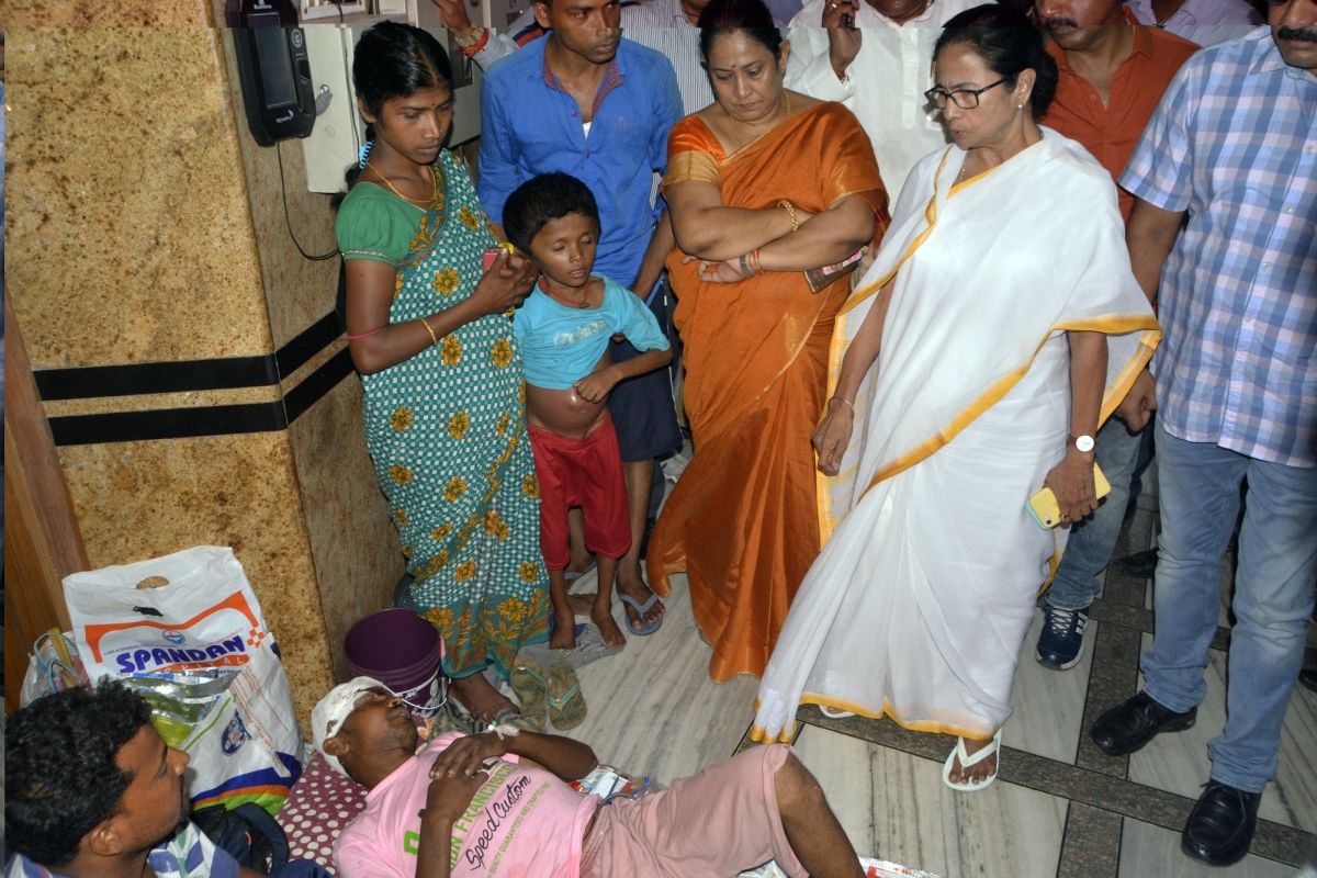 ধর্মঘটী ডাক্তারদের বিরুদ্ধে কড়া ব্যবস্থার হুঁশিয়ারি মমতার