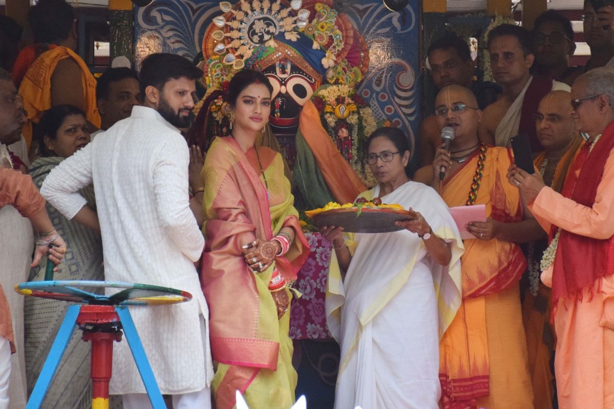 বাংলার রথযাত্রায় তৃণমূল-বিজেপি দড়ি টানাটানি