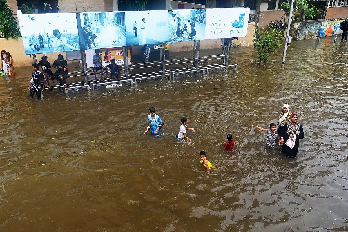 টানা বর্ষণে জলমগ্ন মুম্বাই 