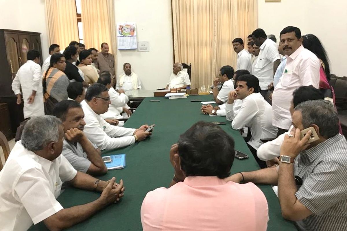 কর্নাটকে আট বিধায়কের ইস্তফা ফেরালেন অধ্যক্ষ