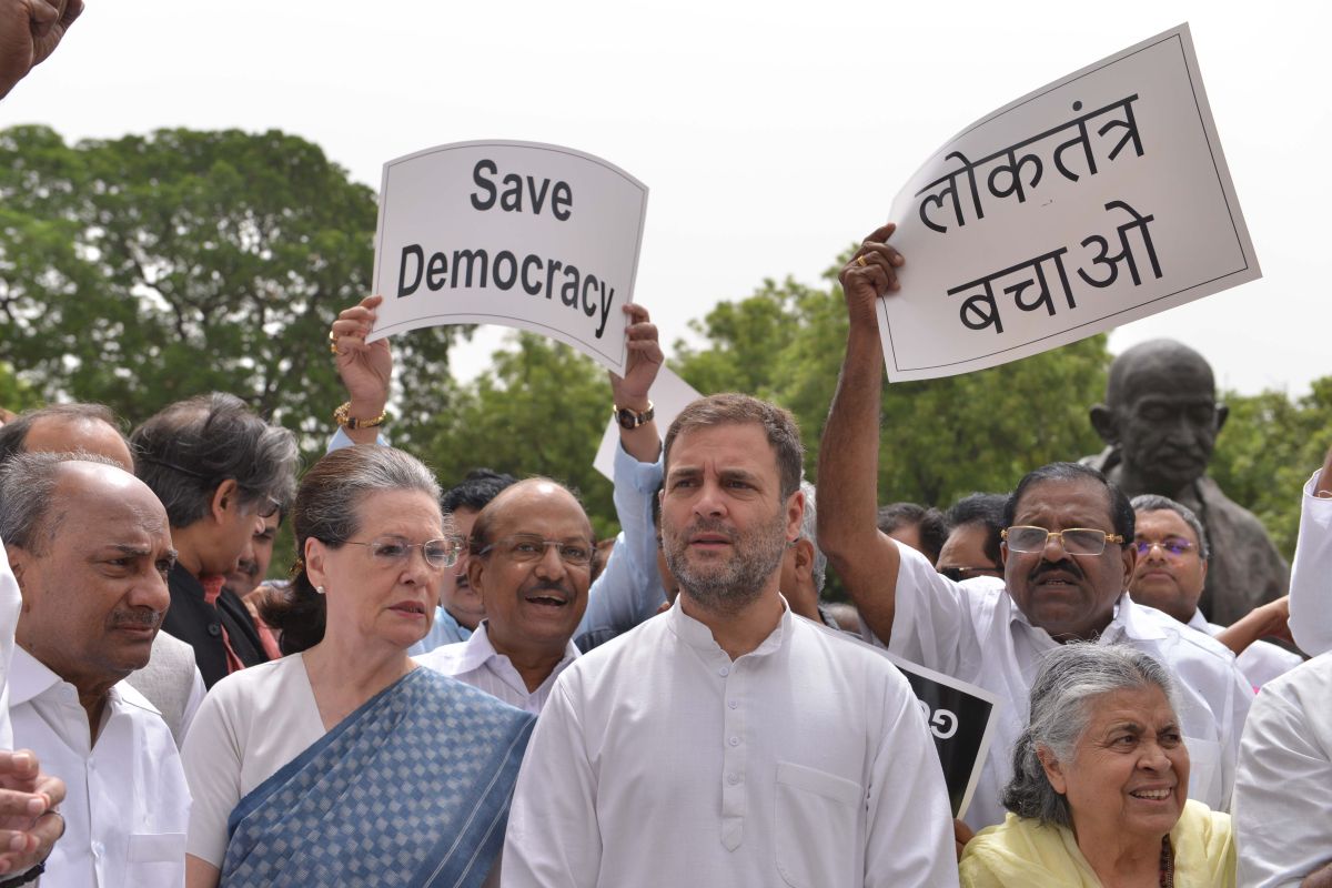 বিজেপির ‘ঘোড়া কেনাবেচা’র বিরুদ্ধে সোচ্চার সোনিয়া গান্ধি, রাহুল গান্ধি