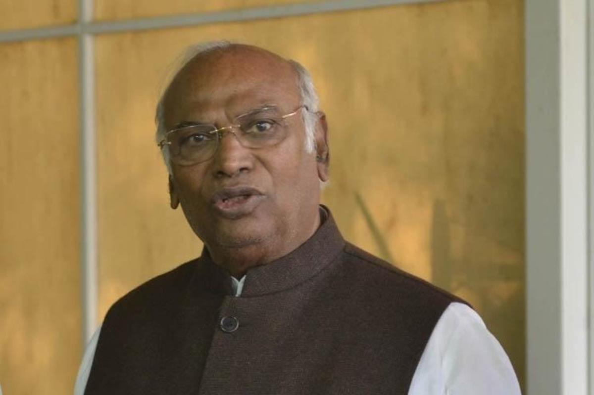 এক ব্যক্তি এক পদ ভুলে খাড়গেই থাকতে পারেন দলনেতা 