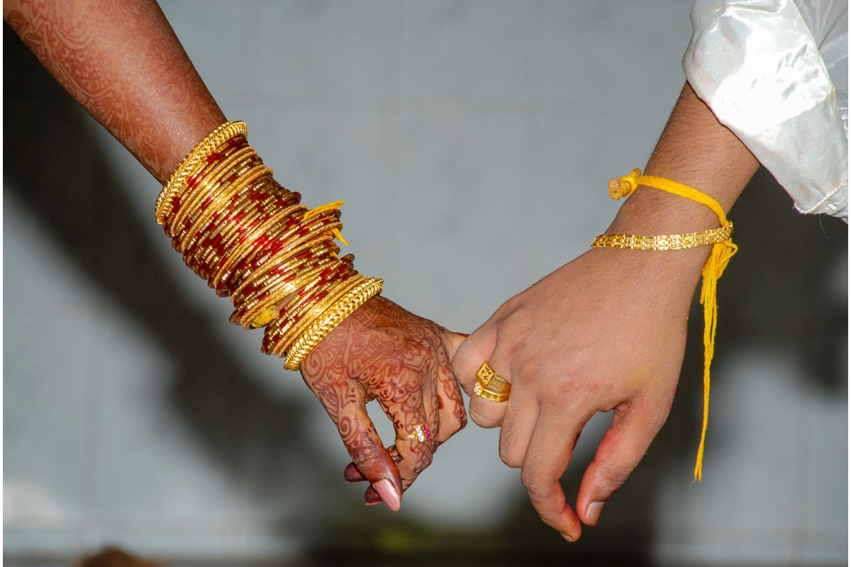 বিয়ের দাবিতে আবার ধরনা