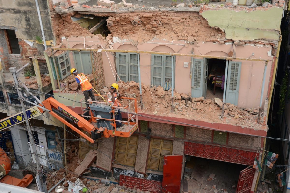 একপাড়ায় বিষণ্ণতা, অন্য পাড়ায় আলোর রোশনাই