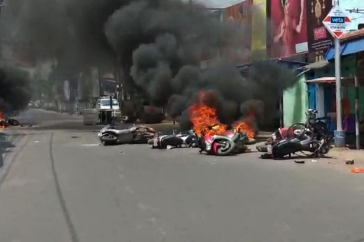 বনধ ঘিরে বিজেপি-তৃণমূল সংঘর্ষ, রণক্ষেত্র বারাকপুর