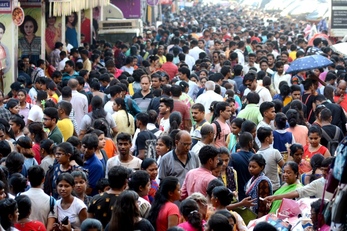 পুজোর উচ্ছ্বাস বাজারমুখী ভিড়ে