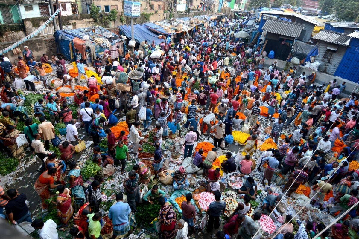 লক্ষ্মীপুজোর বাজারে উপচে পড়ল ভিড়