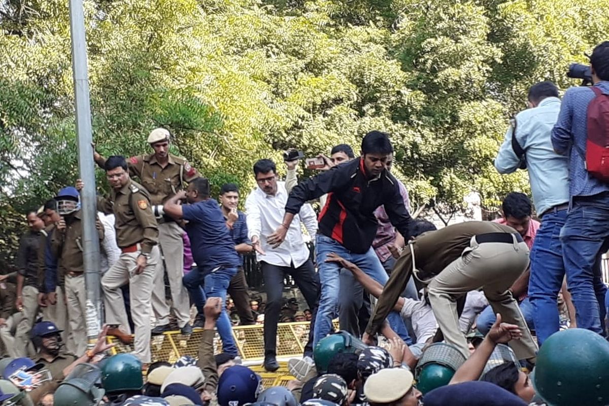 জেএনইউ পড়ুয়াদের ওপর পুলিশি হামলার প্রতিবাদে সোচ্চার বিরোধী শিবির