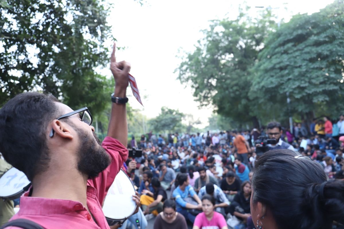 সোচ্চার জেএনইউ’র ছাত্রদের মিছিলের পথ আটকালো পুলিশ