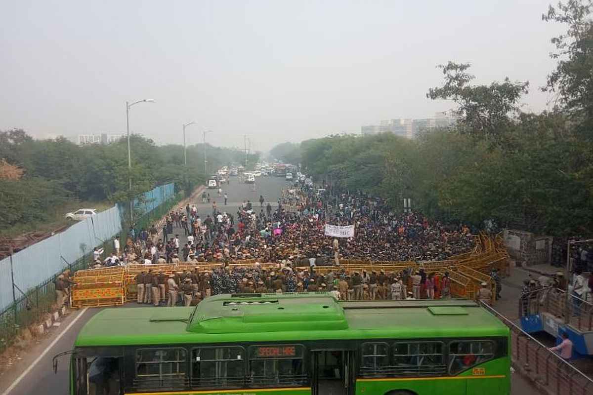 ছাত্রবিক্ষোভে উত্তাল জেএনইউ, সমাবর্তন অনুষ্ঠানের বাইরে পুলিশের সঙ্গে সংঘর্ষ