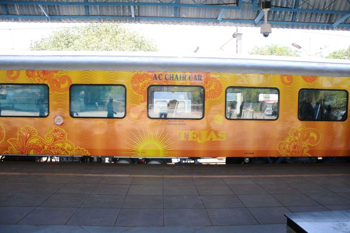 বেসরকারি ট্রেন চালিয়ে বিপুল লাভ, সামনে এল তেজসের হিসাব
