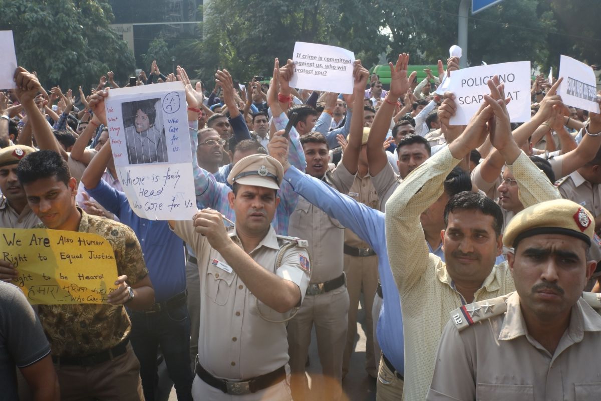 আইনজীবীদের হাতে মার খেয়ে হেড অফিসের বাইরে প্রতিবাদ দিল্লি পুলিশের