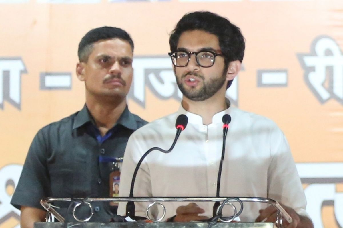 মধ্যরাতে আচমকা হোটেলে গিয়ে গোপন বৈঠক সারলেন আদিত্য ঠাকরে