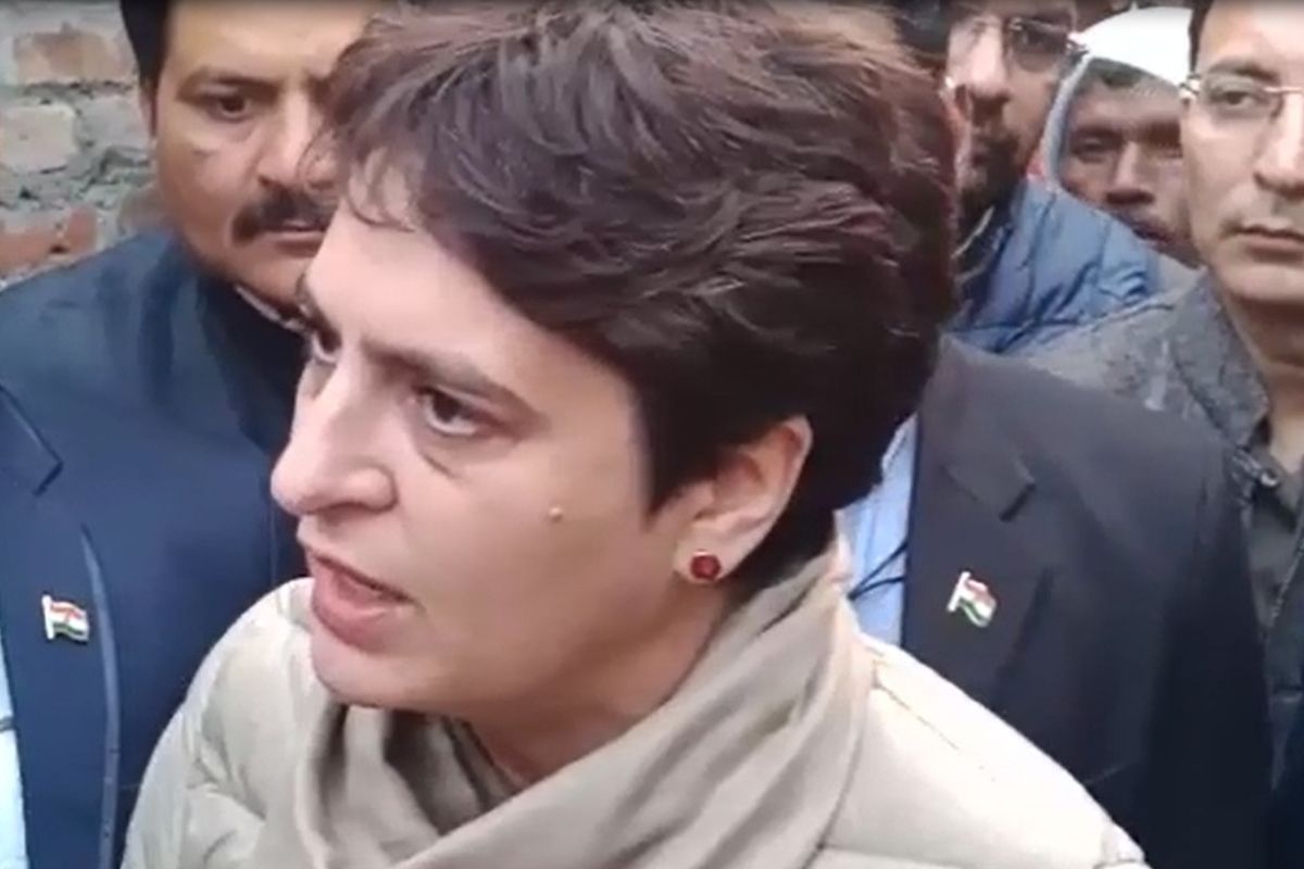 প্রিয়াঙ্কাকে ধাক্কা দিয়ে ফেলে গলা টিপে ধরার অভিযােগ যােগীর পুলিশের বিরুদ্ধে