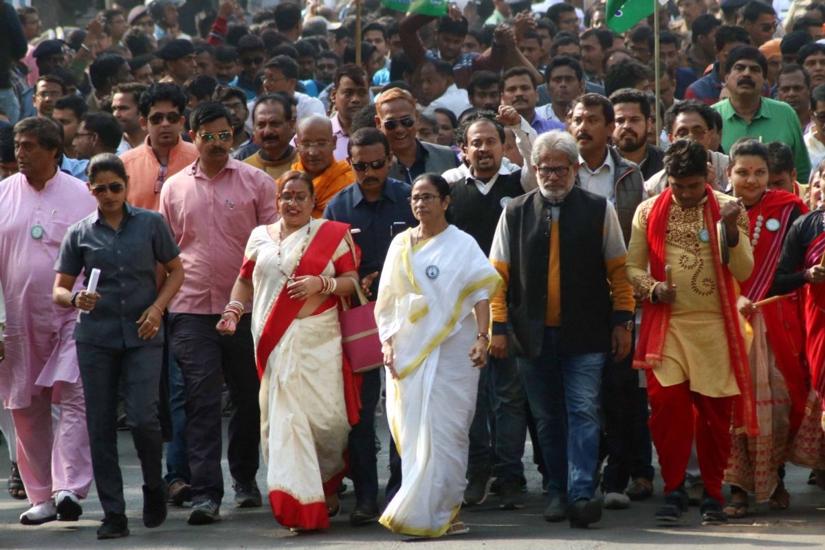 সিএএ বিরােধী আন্দোলন : পড়ুয়া থেকে ভিন রাজ্যবাসী, সবার পাশে মমতা