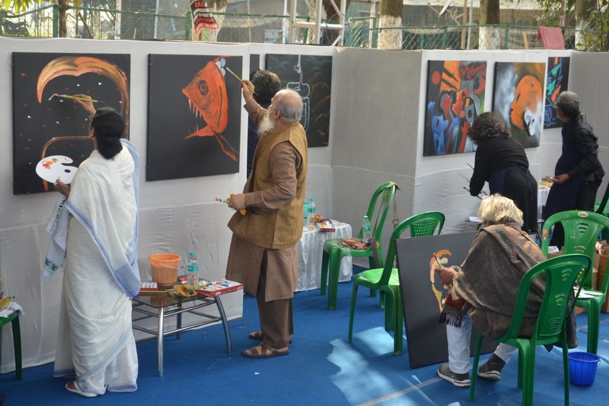 রং ও তুলির টানে প্রতিবাদী মমতা