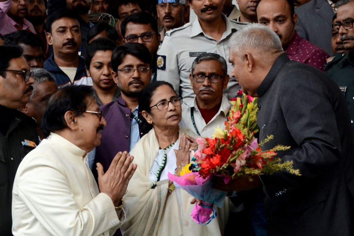 সংঘাতের পথে না হেঁটে সরকারের লেখা ভাষণ হুবহু পড়লেন রাজ্যপাল