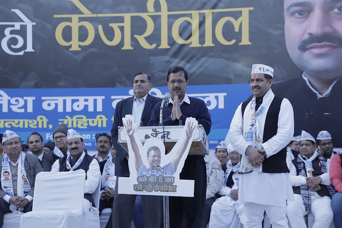 দিল্লি নির্বাচনের ফলাফল : কেজরিওয়াল এগিয়ে; শুরুর ট্রেন্ডে বিজেপির থেকে অনেক এগিয়ে আপ