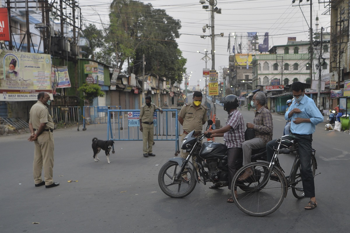 টিকিয়াপাড়ায় পুলিশের ওপর হামলায় বিরোধীদের নিন্দা