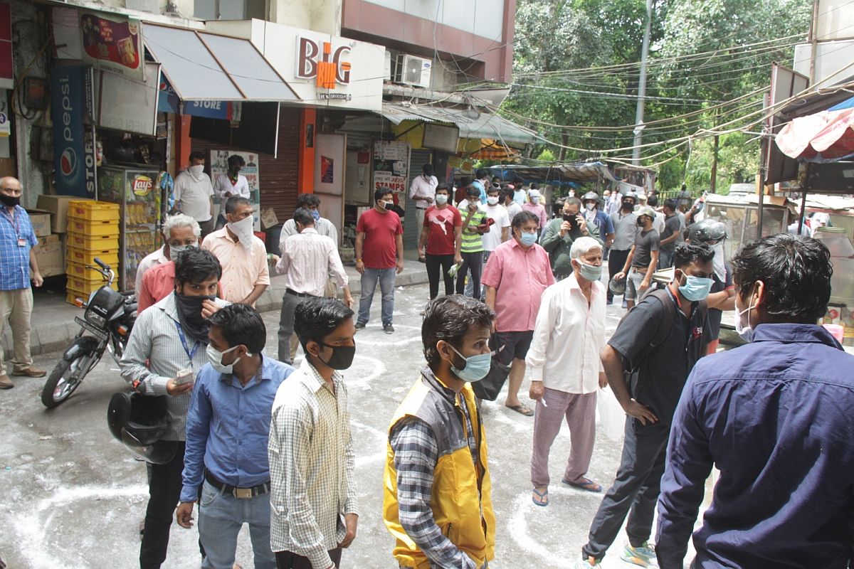 দোকান খোলার খবর পেয়েই ‘মদমত্ত’ শহরবাসী, ভিড় সামাল দিতে পুলিশের লাঠিচার্জ