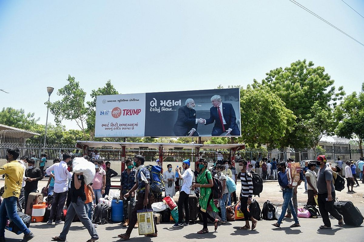 পরিযায়ী শ্রমিকদের দুর্দশার কারণ জানতে চাইল সুপ্রিম কোর্ট