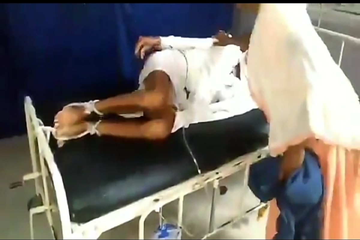 বিলের টাকা বকেয়া, অসুস্থ বৃদ্ধকে দড়ি দিয়ে বেডের সঙ্গে বেঁধে রাখল হাসপাতাল