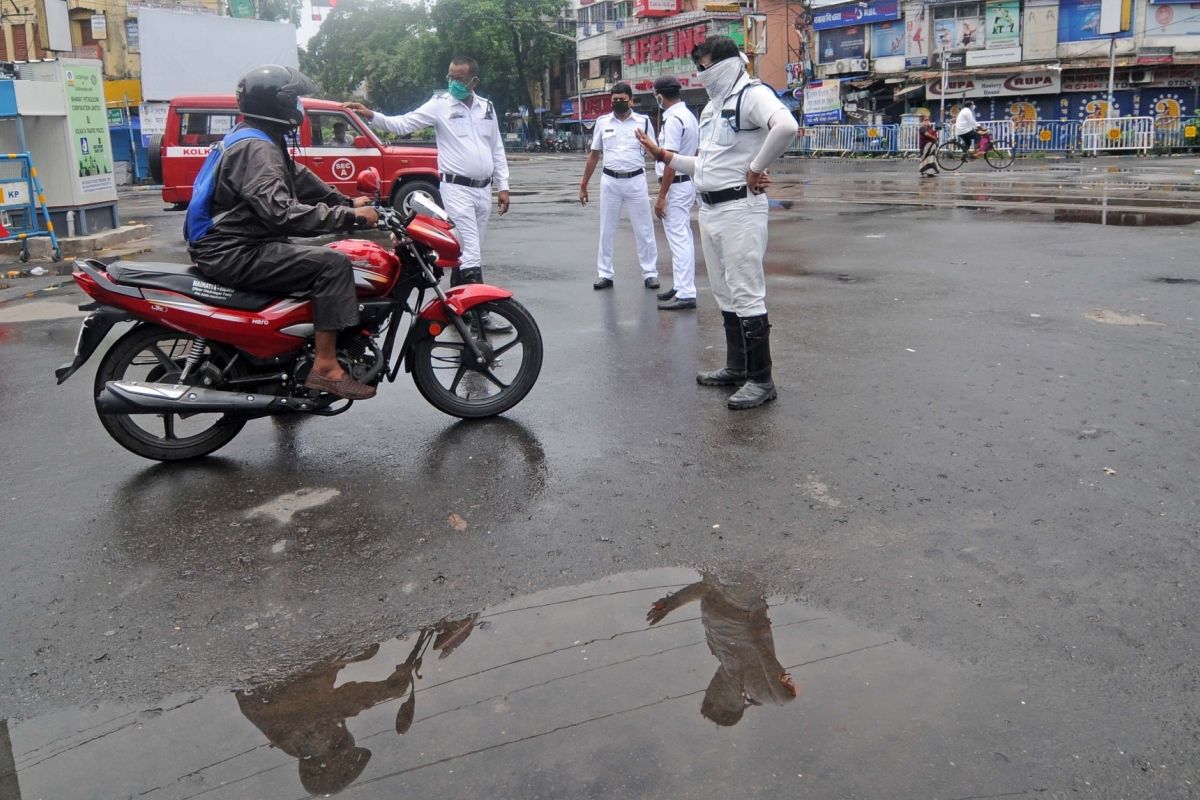 রাস্তায় নজরদারি, আকাশে ড্রোন, বন্ধ উড়ান, কড়া লকডাউন শহরে
