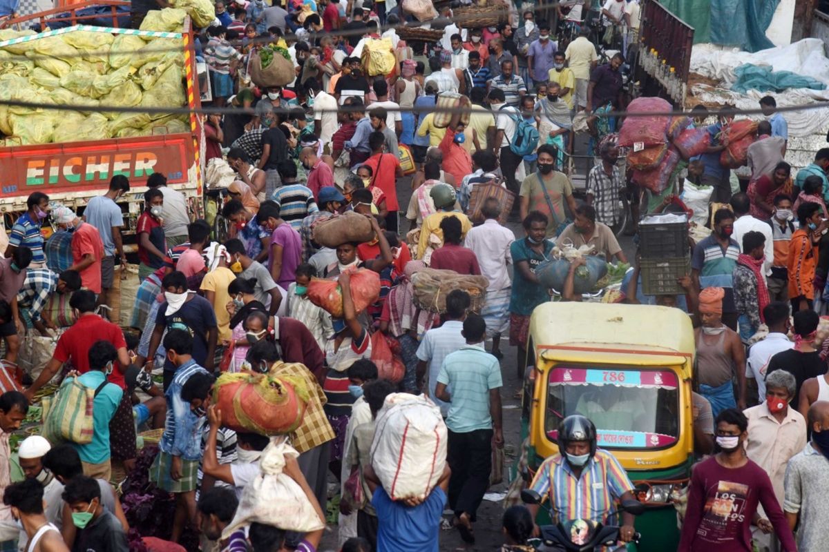 করোনাকে তুড়ি মেরে উড়িয়ে রবিবারে চেনা ভিড় শহরের বাজারে