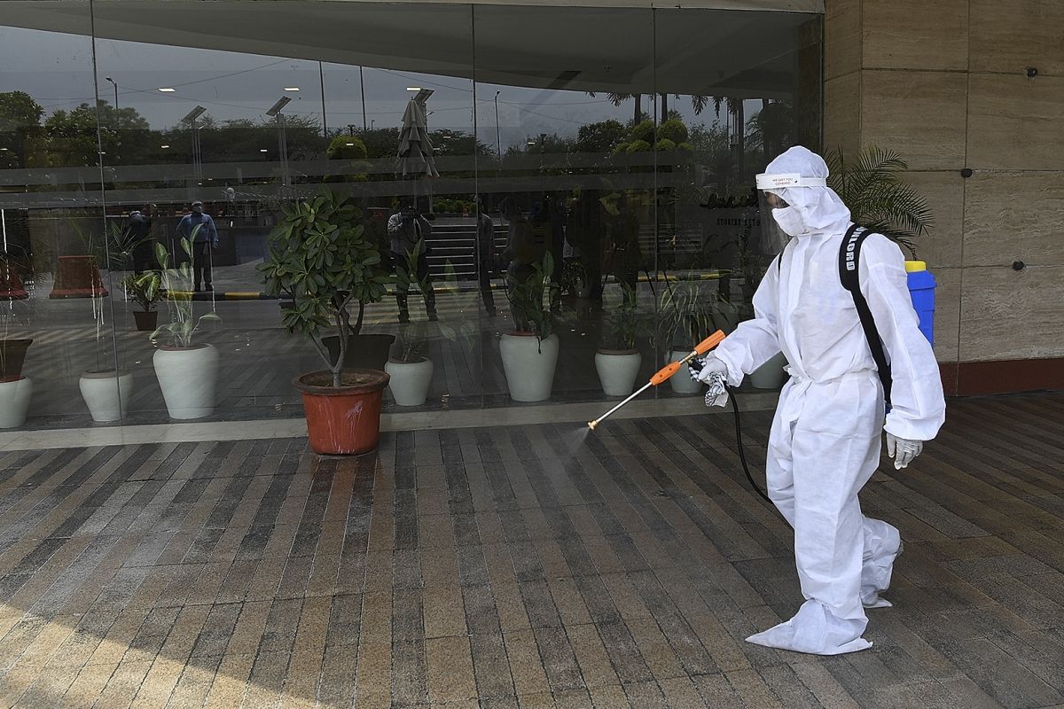 বর্ষা ও শীতে ভাইরাস বেশিদিন বাঁচে, সংক্রমণ ছড়ানোর সম্ভাবনা বাড়ে