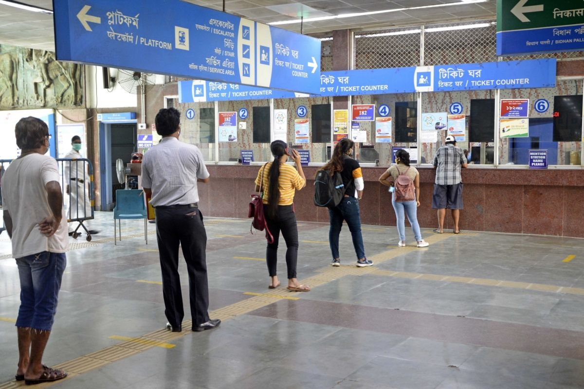 স্মার্টফোন আর স্মার্টকার্ড না থাকায় মেট্রো পরিসেবা থেকে অনেকেই বঞ্চিত