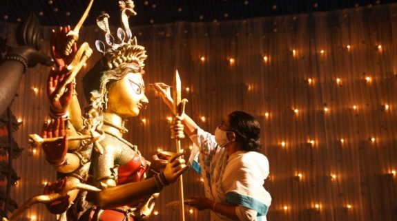 পুজোর অনুদানে নয়া নিয়ম, শুভেন্দুর ডাকে সাড়া দিয়ে সরকারি সাহায্য ছাড়ছে একের পর এক বড় ক্লাব