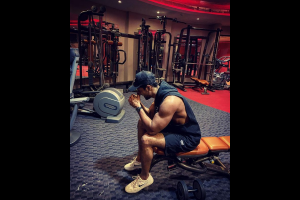 ভিকির বাইসেপ দেখে কুপােকাৎ রাজকুমার-অঙ্গদরা