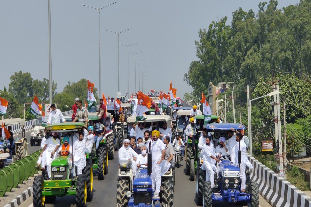 নয়া কৃষি আইনের বিরােধিতায় গ্রাম দিয়ে রাজধানী ঘেরাও