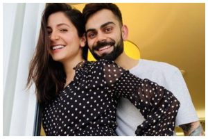 দুরন্ত শীর্ষাসন অনুষ্কার অন্তঃসত্ত্বা অবস্থাতেও থামেনি যােগাসন 