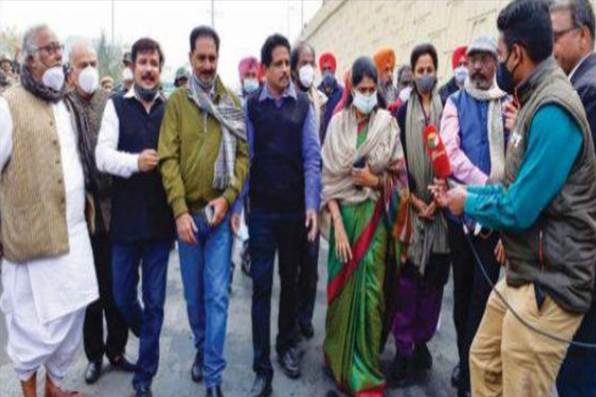 গাজিপুরে কৃষকদের পাশে যেতে দেওয়া হলো না সৌগতকে