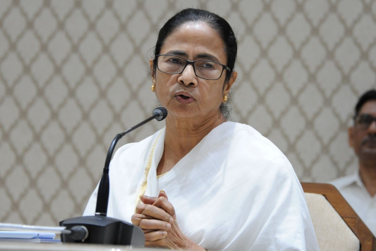 মুখ্যমন্ত্রীর বাড়ির কাছে আদি গঙ্গায় নেমে প্রতিবাদ পার্শ্ব শিক্ষকদের