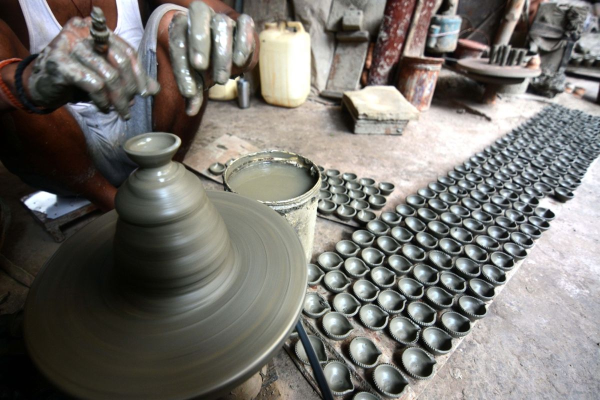 করােনা অতিমারির জন্য মাটির সামগ্রীর দাম বৃদ্ধির আবেদন কুমাের সমাজের