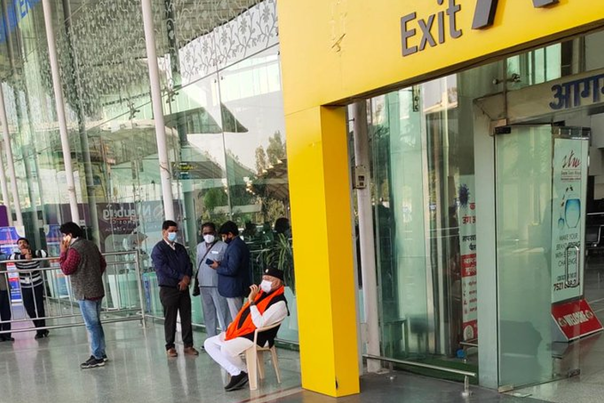 বিমানবন্দরে প্রধানমন্ত্রী ধরনায় মোদির ভাই প্রহ্লাদ মােদি